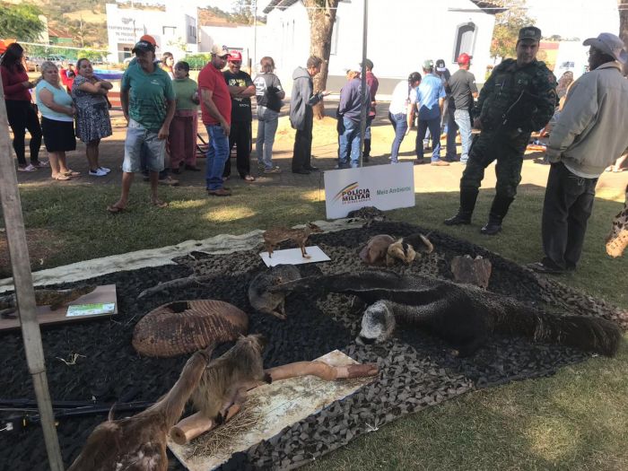 FAMÍLIA NA PRAÇA REÚNE CENTENAS DE PESSOAS.
